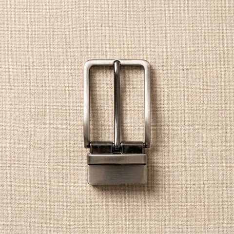 Slim nickel reversible belt buckle on linen